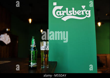 Hai, der Ukraine - 08. November 2017: Carlsberg Bier Flasche und Pint auf dem hölzernen Tisch in barbershop Witt grüne Wände. Stockfoto