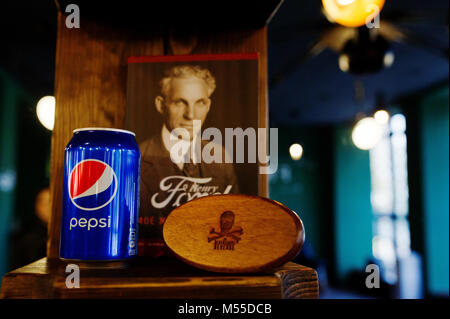 Hai, der Ukraine - 08. November 2017: Kleine Pepsi kann stehend auf der Vorder- und ein Portrait von Henry Ford im Hintergrund. Stockfoto