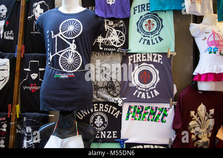 Florenz (Firenze) Juli 28, 2017 - T-Shirt zum Verkauf auf dem Markt in der Stadt Florenz (Firenze), Toskana, Italien. Stockfoto