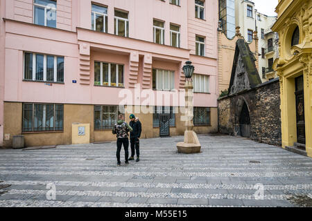 Prag, Tschechische Republik - 18. Februar 2018: Die Menschen treffen sich in der Nähe des kubistischen Lamp Post in Prag, Tschechische Republik Stockfoto