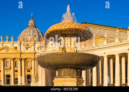 Berninis Brunnen auf dem Petersplatz im frühen Morgenlicht, Vatikan, Rom, Italien. Stockfoto