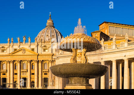 Berninis Brunnen auf dem Petersplatz im frühen Morgenlicht, Vatikan, Rom, Italien. Stockfoto