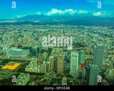 Antenne Panorama über Taipei, der Hauptstadt von Taiwan, auf einem blauen Himmel und bewölkter Tag Stockfoto