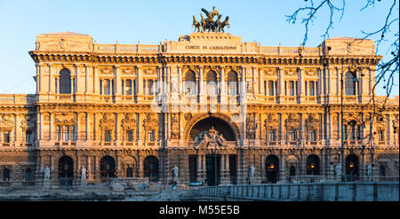Der Palast der Justiz, Rom, dem Sitz des Obersten Kassationsgericht und die Justiz Öffentliche Bibliothek, befindet sich im Stadtteil Prati in Rom. Stockfoto