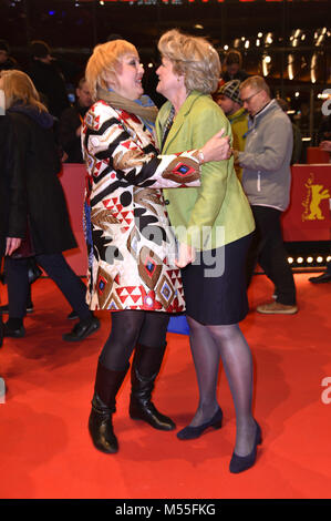 Berlin, Deutschland. 18 Feb, 2018. Claudia Roth und Monika Grütters an der "figlia Mia/Tochter von Mine' Premiere auf der 68. Internationalen Filmfestspiele Berlin/Berlinale 2018 im Berlinale-Palast am 18. Februar 2018 in Berlin, Deutschland. | Verwendung weltweit Quelle: dpa/Alamy leben Nachrichten Stockfoto