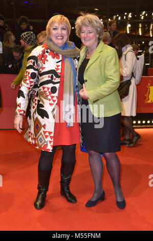 Berlin, Deutschland. 18 Feb, 2018. Claudia Roth und Monika Grütters an der "figlia Mia/Tochter von Mine' Premiere auf der 68. Internationalen Filmfestspiele Berlin/Berlinale 2018 im Berlinale-Palast am 18. Februar 2018 in Berlin, Deutschland. | Verwendung weltweit Quelle: dpa/Alamy leben Nachrichten Stockfoto