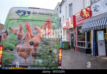 Brighton UK 20. Feb 2018 - Der KFC Takeaway Restaurant in London Road Brighton ist noch immer durch einen Mangel an Huhn Lieferungen von neuen Versandpartner DHL geschlossen. Ironischerweise dieser Zweig ist neben einem Metzger shop, die Lieferung von Fleisch wurde am frühen Morgen von einem Unternehmen mit Fotografien von Hühnern auf der Van Foto von Simon Dack Credit: Simon Dack/Alamy leben Nachrichten Stockfoto