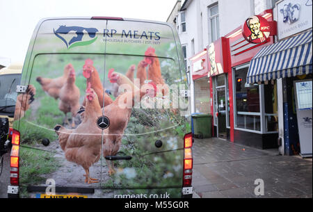 Brighton UK 20. Feb 2018 - Der KFC Takeaway Restaurant in London Road Brighton ist noch immer durch einen Mangel an Huhn Lieferungen von neuen Versandpartner DHL geschlossen. Ironischerweise dieser Zweig ist neben einem Metzger shop, die Lieferung von Fleisch wurde am frühen Morgen von einem Unternehmen mit Fotografien von Hühnern auf der Van Foto von Simon Dack Credit: Simon Dack/Alamy leben Nachrichten Stockfoto