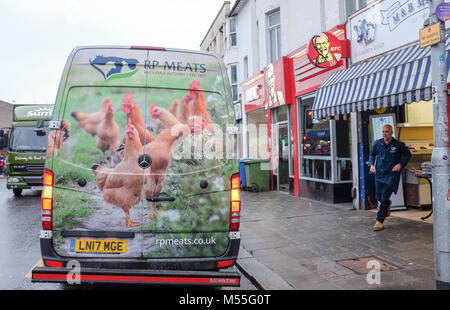 Brighton UK 20. Feb 2018 - Der KFC Takeaway Restaurant in London Road Brighton ist noch immer durch einen Mangel an Huhn Lieferungen von neuen Versandpartner DHL geschlossen. Ironischerweise dieser Zweig ist neben einem Metzger shop, die Lieferung von Fleisch wurde am frühen Morgen von einem Unternehmen mit Fotografien von Hühnern auf der Van Foto von Simon Dack Credit: Simon Dack/Alamy leben Nachrichten Stockfoto