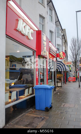 Brighton UK 20. Feb 2018 - Der KFC Takeaway Restaurant in London Road Brighton ist noch immer durch einen Mangel an Huhn Lieferungen von neuen Versandpartner DHL geschlossen. Ironischerweise dieser Zweig ist neben einem Metzger shop, die Lieferung von Fleisch wurde am frühen Morgen von einem Unternehmen mit Fotografien von Hühnern auf der Van Foto von Simon Dack Credit: Simon Dack/Alamy leben Nachrichten Stockfoto