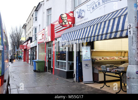 Brighton UK 20. Feb 2018 - Der KFC Takeaway Restaurant in London Road Brighton ist noch immer durch einen Mangel an Huhn Lieferungen von neuen Versandpartner DHL geschlossen. Ironischerweise dieser Zweig ist neben einem Metzger shop, die Lieferung von Fleisch wurde am frühen Morgen von einem Unternehmen mit Fotografien von Hühnern auf der Van Foto von Simon Dack Credit: Simon Dack/Alamy leben Nachrichten Stockfoto