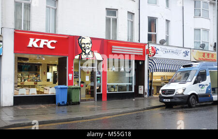 Brighton UK 20. Feb 2018 - Der KFC Takeaway Restaurant in London Road Brighton ist noch immer durch einen Mangel an Huhn Lieferungen von neuen Versandpartner DHL geschlossen. Ironischerweise dieser Zweig ist neben einem Metzger shop, die Lieferung von Fleisch wurde am frühen Morgen von einem Unternehmen mit Fotografien von Hühnern auf der Van Foto von Simon Dack Credit: Simon Dack/Alamy leben Nachrichten Stockfoto