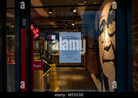 Earlsfield, London, UK, 20. Februar 2018. Die Mehrheit der KFC-Filialen in ganz Großbritannien und der Republik Irland blieb heute wegen eines gemeldeten supply chain Ausgabe, die auf einen Mangel an Huhn geführt hat geschlossen. Dieses Zeichen in diesem Store in Earlsfield, London gab keinen Hinweis, wann sie wieder öffnen würde. Credit: Milton Cogheil/Alamy leben Nachrichten Stockfoto