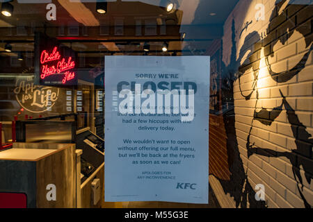 Earlsfield, London, UK, 20. Februar 2018. Die Mehrheit der KFC-Filialen in ganz Großbritannien und der Republik Irland blieb heute wegen eines gemeldeten supply chain Ausgabe, die auf einen Mangel an Huhn geführt hat geschlossen. Dieses Zeichen in diesem Store in Earlsfield, London gab keinen Hinweis, wann sie wieder öffnen würde. Credit: Milton Cogheil/Alamy leben Nachrichten Stockfoto