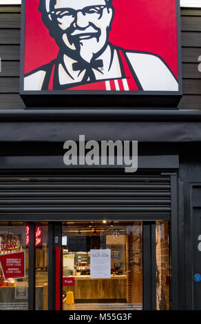 Earlsfield, London, UK, 20. Februar 2018. Die Mehrheit der KFC-Filialen in ganz Großbritannien und der Republik Irland blieb heute wegen eines gemeldeten supply chain Ausgabe, die auf einen Mangel an Huhn geführt hat geschlossen. Dieses Zeichen in diesem Store in Earlsfield, London gab keinen Hinweis, wann sie wieder öffnen würde. Credit: Milton Cogheil/Alamy leben Nachrichten Stockfoto