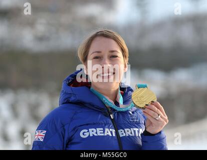 Pyeongchang, Südkorea. 20. Februar, 2018. Lizzy Yarnold (GBR) und ihre Goldmedaille. Frauen Skelett Medaillen. Main Press Center. Alpensia. Pyeongchang 2018 Winter Olympics. Republik Korea. 20.02.2018. Credit: Sport in Bildern/Alamy leben Nachrichten Stockfoto