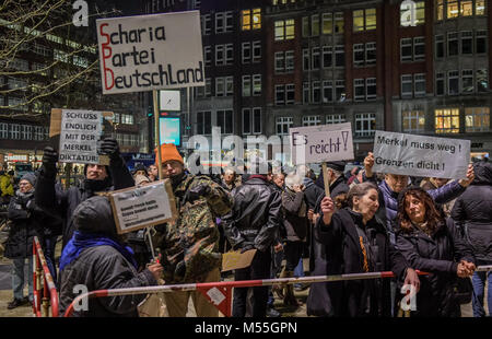 Deutschland, Hamburg. 19. Februar 2018, Demonstranten halten das Banner während einer rechten Demonstration unter dem Motto 'MErkel muss weg' (lit. Merkel hat am Gänsemarkt zu gehen). Foto: Axel Heimken/dpa Stockfoto