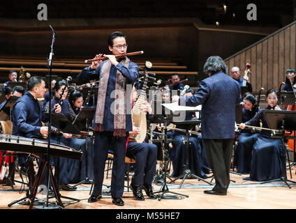 Berlin, Deutschland. 19 Feb, 2018. Musiker aus Shanghai chinesische Orchester während der Große Chinesische Neujahrskonzert 2018 in der Berliner Philharmonie in Berlin, Hauptstadt der Bundesrepublik Deutschland, am 19.02.2018. Credit: Shan Yuqi/Xinhua/Alamy leben Nachrichten Stockfoto