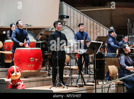 Berlin, Deutschland. 19 Feb, 2018. Musiker aus Shanghai chinesische Orchester während der Große Chinesische Neujahrskonzert 2018 in der Berliner Philharmonie in Berlin, Hauptstadt der Bundesrepublik Deutschland, am 19.02.2018. Credit: Shan Yuqi/Xinhua/Alamy leben Nachrichten Stockfoto