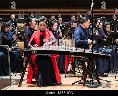 Berlin, Deutschland. 19 Feb, 2018. Musiker aus Shanghai chinesische Orchester während der Große Chinesische Neujahrskonzert 2018 in der Berliner Philharmonie in Berlin, Hauptstadt der Bundesrepublik Deutschland, am 19.02.2018. Credit: Shan Yuqi/Xinhua/Alamy leben Nachrichten Stockfoto