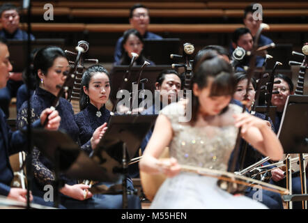 Berlin, Deutschland. 19 Feb, 2018. Musiker aus Shanghai chinesische Orchester während der Große Chinesische Neujahrskonzert 2018 in der Berliner Philharmonie in Berlin, Hauptstadt der Bundesrepublik Deutschland, am 19.02.2018. Credit: Shan Yuqi/Xinhua/Alamy leben Nachrichten Stockfoto