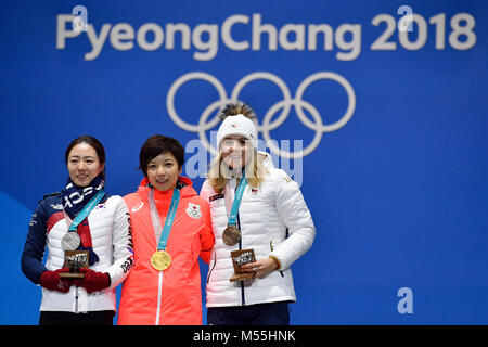 Seoul, Korea. 20 Feb, 2018. L-R Koreanische Geschwindigkeit Skater Lee Sang-hwa (Silber), Japanisch Kodaira Nao (Gold) und Tschechischen Karolina Erbanova (Bronze) stand auf dem Podium während der Siegerehrung des 500 m der Frauen skaten innerhalb der 2018 Winter Olympics in Tainan, Südkorea, 20. Februar 2018. Quelle: Michal Kamaryt/CTK Photo/Alamy leben Nachrichten Stockfoto