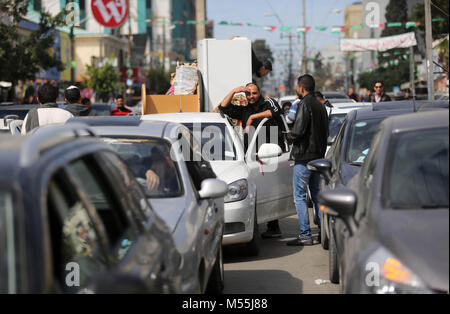 Gaza, Gazastreifen, palästinensischen Gebiet. 20 Feb, 2018. Die palästinenser stehen neben Autos in Gaza-stadt am 20. Februar 2018 während der Stau durch einen Generalstreik auf die humanitäre Situation in Gaza Credit: Ashraf Amra/APA-Images/ZUMA Draht/Alamy Leben Nachrichten Protest verursacht Stockfoto