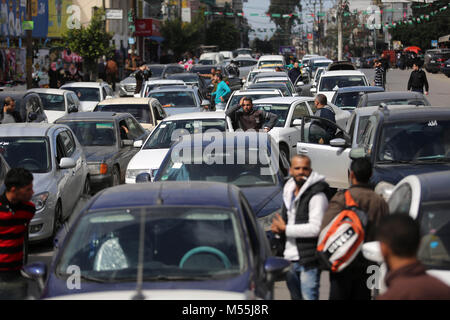 Gaza, Gazastreifen, palästinensischen Gebiet. 20 Feb, 2018. Die palästinenser stehen neben Autos in Gaza-stadt am 20. Februar 2018 während der Stau durch einen Generalstreik auf die humanitäre Situation in Gaza Credit: Ashraf Amra/APA-Images/ZUMA Draht/Alamy Leben Nachrichten Protest verursacht Stockfoto