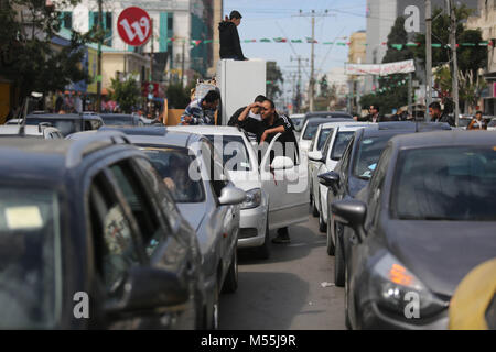 Gaza, Gazastreifen, palästinensischen Gebiet. 20 Feb, 2018. Die palästinenser stehen neben Autos in Gaza-stadt am 20. Februar 2018 während der Stau durch einen Generalstreik auf die humanitäre Situation in Gaza Credit: Ashraf Amra/APA-Images/ZUMA Draht/Alamy Leben Nachrichten Protest verursacht Stockfoto