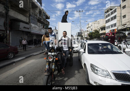 Gaza, Gaza, Palästina. 20 Feb, 2018. Die palästinenser stehen neben Autos in Gaza-stadt am 20. Februar 2018 während der Stau durch einen Generalstreik der humanitären Situation im Gazastreifen zu protestieren. Credit: Mahmoud Issa/Quds Net News/ZUMA Draht/Alamy leben Nachrichten Stockfoto