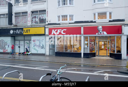 Brighton UK 20. Feb 2018 - Der Western Road Zweig der KFC in Brighton, wo sie sind, nur eine begrenzte Speisekarte wegen chicken Lieferung Probleme Foto von Simon Dack Credit: Simon Dack/Alamy leben Nachrichten Stockfoto