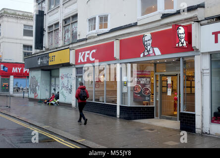 Brighton UK 20. Feb 2018 - Der Western Road Zweig der KFC in Brighton, wo sie sind, nur eine begrenzte Speisekarte wegen chicken Lieferung Probleme Foto von Simon Dack Credit: Simon Dack/Alamy leben Nachrichten Stockfoto