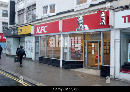 Brighton UK 20. Feb 2018 - Der Western Road Zweig der KFC in Brighton, wo sie sind, nur eine begrenzte Speisekarte wegen chicken Lieferung Probleme Foto von Simon Dack Credit: Simon Dack/Alamy leben Nachrichten Stockfoto