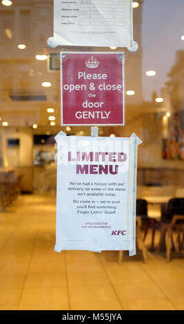 Brighton UK 20. Feb 2018 - Der Western Road Zweig der KFC in Brighton, wo sie sind, nur eine begrenzte Speisekarte wegen chicken Lieferung Probleme Foto von Simon Dack Credit: Simon Dack/Alamy leben Nachrichten Stockfoto