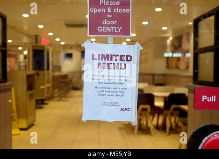 Brighton UK 20. Feb 2018 - Der Western Road Zweig der KFC in Brighton, wo sie sind, nur eine begrenzte Speisekarte wegen chicken Lieferung Probleme Foto von Simon Dack Credit: Simon Dack/Alamy leben Nachrichten Stockfoto