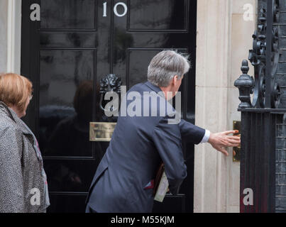 Downing Street, London, UK. 20. Februar 2018. Philip Hammond, der Schatzkanzler, kommt in der Downing Street für erste wöchentliche Kabinettssitzung seit Februar Aussparung, läutet die Glocke von Nr. 10. Credit: Malcolm Park/Alamy Leben Nachrichten. Stockfoto