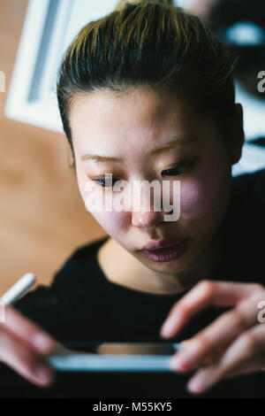 London, Großbritannien. 20. Februar, 2018. London Fashion Week 2018, Backstage und hinter die Kulissen der Jamie Wei Huang fashion show. Gehalten an der BFC, 180 The Strand, diese Präsentation wurde ein Laufsteg Produktion mit Designer Jamie's neuesten Kreationen. Abgebildet sind die Modelle, die von der Make-up und Haare Künstler vorbereitet, bevor der Morgen Show begann. © Simon König/Alamy leben Nachrichten Stockfoto