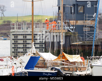 Queenborough, Kent, UK. 20 Feb, 2018. Ingenieure von der Umweltagentur führen Sie Tests des neuen Queenborough Schleusen am Eingang des Queenborough Creek installiert. Credit: James Bell/Alamy leben Nachrichten Stockfoto