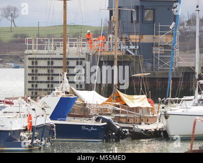 Queenborough, Kent, UK. 20 Feb, 2018. Ingenieure von der Umweltagentur führen Sie Tests des neuen Queenborough Schleusen am Eingang des Queenborough Creek installiert. Credit: James Bell/Alamy leben Nachrichten Stockfoto