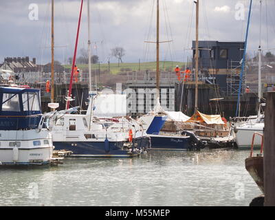 Queenborough, Kent, UK. 20 Feb, 2018. Ingenieure von der Umweltagentur führen Sie Tests des neuen Queenborough Schleusen am Eingang des Queenborough Creek installiert. Credit: James Bell/Alamy leben Nachrichten Stockfoto