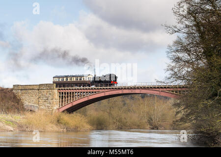 Kidderminster, Großbritannien. 20. Februar, 2018. UK Wetter: Am zweiten Tag der Half Term holiday Woche, Worcestershire, Familien und über Sonnenschein, den Tag zu genießen. Welche bessere Weise, die lokale Umgebung als auf Erbe Linie der berühmten Severn Valley Railway, deren 2018 Saison jetzt unterwegs ist, zu schätzen. Ein vintage UK Dampflok kreuze Victoria Bridge in der Worcestershire Landschaft mit dem Fluss Severn fließen auf hohem Niveau unter. Quelle: Lee Hudson/Alamy leben Nachrichten Stockfoto