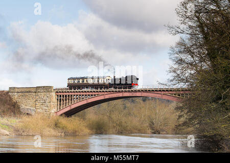 Kidderminster, Großbritannien. 20. Februar, 2018. UK Wetter: Am zweiten Tag der Half Term holiday Woche, Worcestershire, Familien und über Sonnenschein, den Tag zu genießen. Welche bessere Weise, die lokale Umgebung als auf Erbe Linie der berühmten Severn Valley Railway, deren 2018 Saison jetzt unterwegs ist, zu schätzen. Ein vintage UK Dampflok kreuze Victoria Bridge in der Worcestershire Landschaft mit dem Fluss Severn fließen auf hohem Niveau unter. Quelle: Lee Hudson/Alamy leben Nachrichten Stockfoto