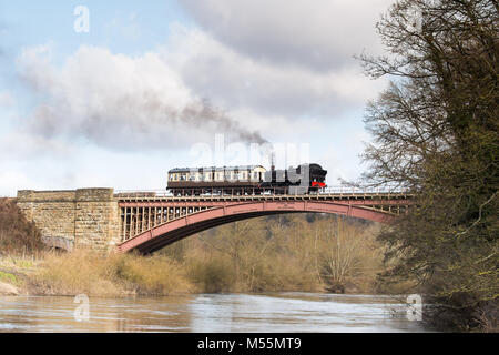 Kidderminster, Großbritannien. 20. Februar, 2018. UK Wetter: Am zweiten Tag der Half Term holiday Woche, Worcestershire, Familien und über Sonnenschein, den Tag zu genießen. Welche bessere Weise, die lokale Umgebung als auf Erbe Linie der berühmten Severn Valley Railway, deren 2018 Saison jetzt unterwegs ist, zu schätzen. Ein vintage UK Dampflok kreuze Victoria Bridge in der Worcestershire Landschaft mit dem Fluss Severn fließen auf hohem Niveau unter. Quelle: Lee Hudson/Alamy leben Nachrichten Stockfoto