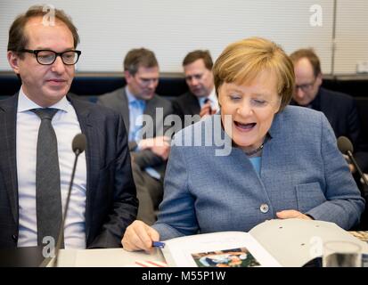 Berlin, Deutschland. 20. Februar, 2018. Die deutsche Bundeskanzlerin Angela Merkel von der Christlich Demokratischen Union (CDU) und Alexander Dobrindt, Leiter der Christlich Sozialen Union (CSU), parlamentarische Gruppe, die Teilnahme an der Sitzung der CDU/CSU-Fraktion im Deutschen Bundestag. Foto: Kay Nietfeld/dpa Quelle: dpa Picture alliance/Alamy leben Nachrichten Stockfoto