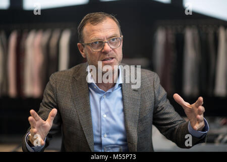 Februar 18 Deutschland Bietigheim Bissingen Mark Bezner Ceo Der T Shirt Hersteller Olymp Deutete In Einem Showroom Des Unternehmens In Einem Interview Mit Der Deutschen Presseagentur Dpa Das T Shirt Hersteller Olymp Plant Seine