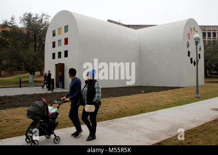 18 Februar 2018, USA, Austin: Besucher Pass das Kunstwerk mit dem Titel 'Austin' des amerikanischen Künstlers Ellsworth Kelly, der im Jahr 2015 verabschiedet. Kelly, die Kapelle - wie der Bau in den 80er und das Design der Blanton Museum für Kunst betraut, die er kurz vor seinem Tod. Das Museum hat jetzt die 250 Quadratmeter große Gebäude aus Stein, die eine dauerhafte Funktion neben der Blanton Museum of Art (Achtung Redaktionen: Für redaktionelle VERWENDUNG AUSSCHLIESSLICH IN ZUSAMMENHANG MIT DER AKTUELLEN BERICHTERSTATTUNG; VORGESCHRIEBENE GUTSCHRIFT) Foto: Christina Horsten/dpa - ACHTUNG: Die redaktionelle Nutzung nur in Verbindung mit den neuesten Co abgeschlossen Stockfoto