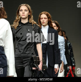 London, Großbritannien. 20 Feb, 2018. Modelle gehen Sie die Start- und Landebahn die Eudon Choi zeigen während der London Fashion Week Februar 2018 BFC. Credit: Rahman Hassani/SOPA/ZUMA Draht/Alamy leben Nachrichten Stockfoto