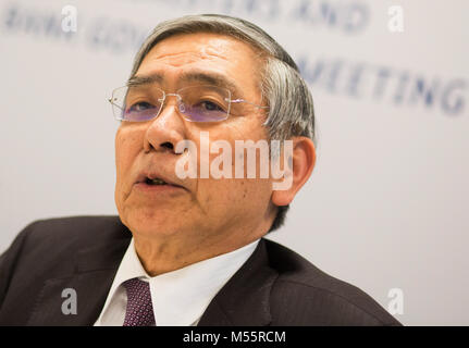 Eingereicht - 18 März 2017, Deutschland, Baden-Baden: Haruhiko Kuroda, Gouverneur der japanischen Notenbank, sprechen mit jopurnalists bei einem Treffen der G20-Finanzminister. Der Gouverneur der japanischen Notenbank ist in ihrem Amt für weitere fünf Jahre an der Spitze zu bleiben. Am Freitag ist die Regierung unter Ministerpräsident Abe vorgeschlagen, Kuroda für eine zweite Amtszeit. Foto: Christoph Schmidt/dpa Stockfoto