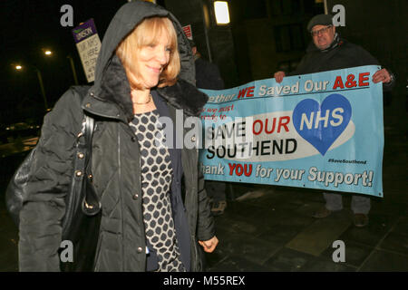 Southend On Sea, Großbritannien. 20 Feb, 2018. Clare Panniker ist Joint Chief Executive von Basildon und Thurrock University Hospitals NHS Foundation Trust, Mitte Essex Hospital Services NHS Trust und Southend University Hospital NHS Foundation Trust. Speichern Southend NHS halten eine friedliche Demonstration ausserhalb der Städte Civic Center, bevor der Rat erfüllt die geplante Fusion von Mitte und Süd Essex Krankenhäuser zu diskutieren. Penelope Barritt/Alamy leben Nachrichten Stockfoto