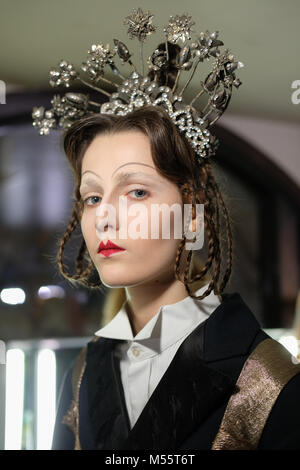 London, Großbritannien. 19. Februar, 2018. Ein Modell backstage vor der Dilara Findikoglu zeigen während der London Fashion Week Februar 2018 180 The Strand am 19. Februar in London, England 2018. Credit: Krisztian Pinter/Alamy leben Nachrichten Stockfoto